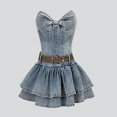 Trägerloses Jeanskleid mit Schleife auf der Brust